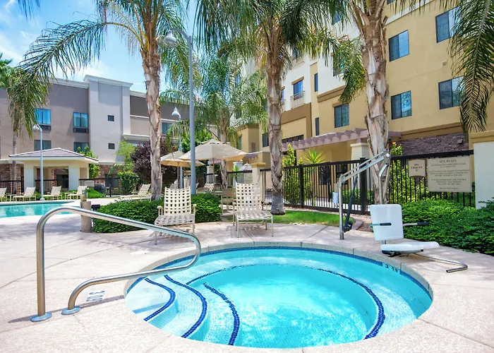 Express & Phoenix Dist By Ihg Hotel Glendale
